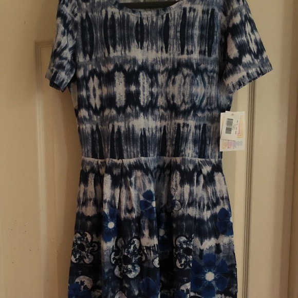 LuLaRoe Amelia - Picture 1 of 2